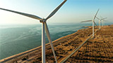 Gli Emirati Arabi Uniti hanno completato il primo progetto di eolico più solare, ma ci sono delle "ombre"