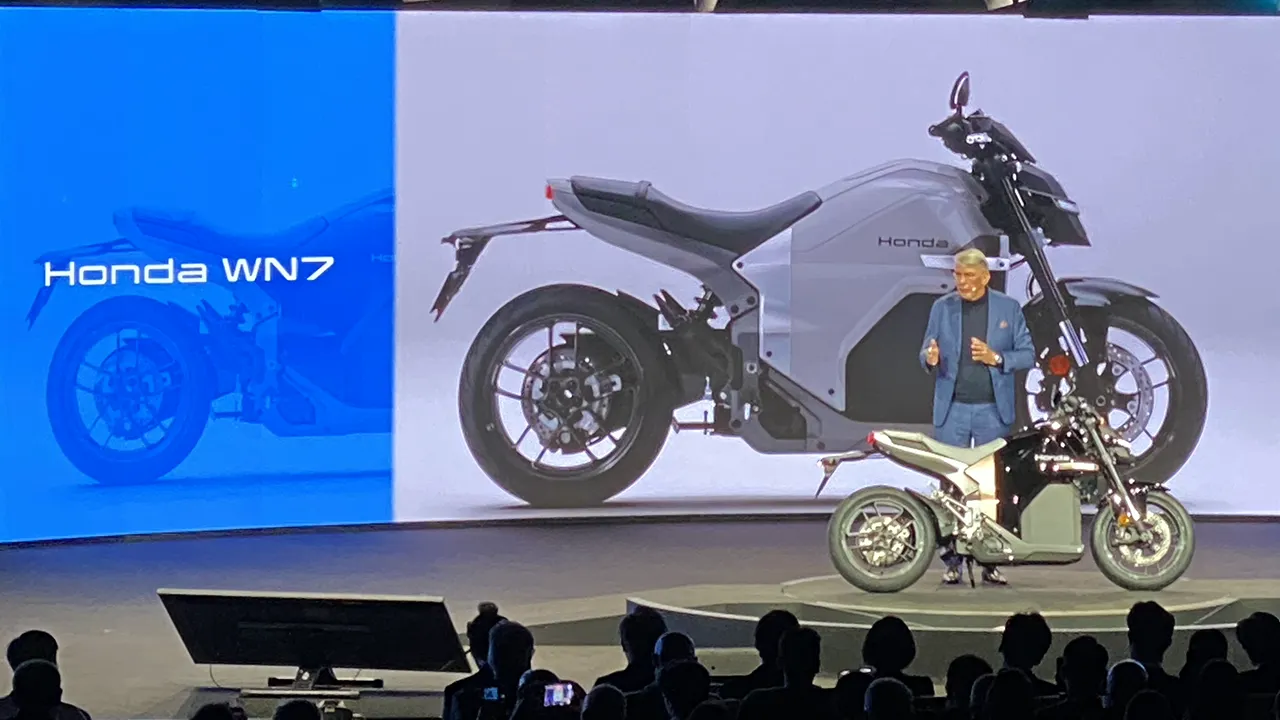 Honda presenta ufficialmente l'elettrica WN7 a EICMA: ricarica fast con 9,3 kWh