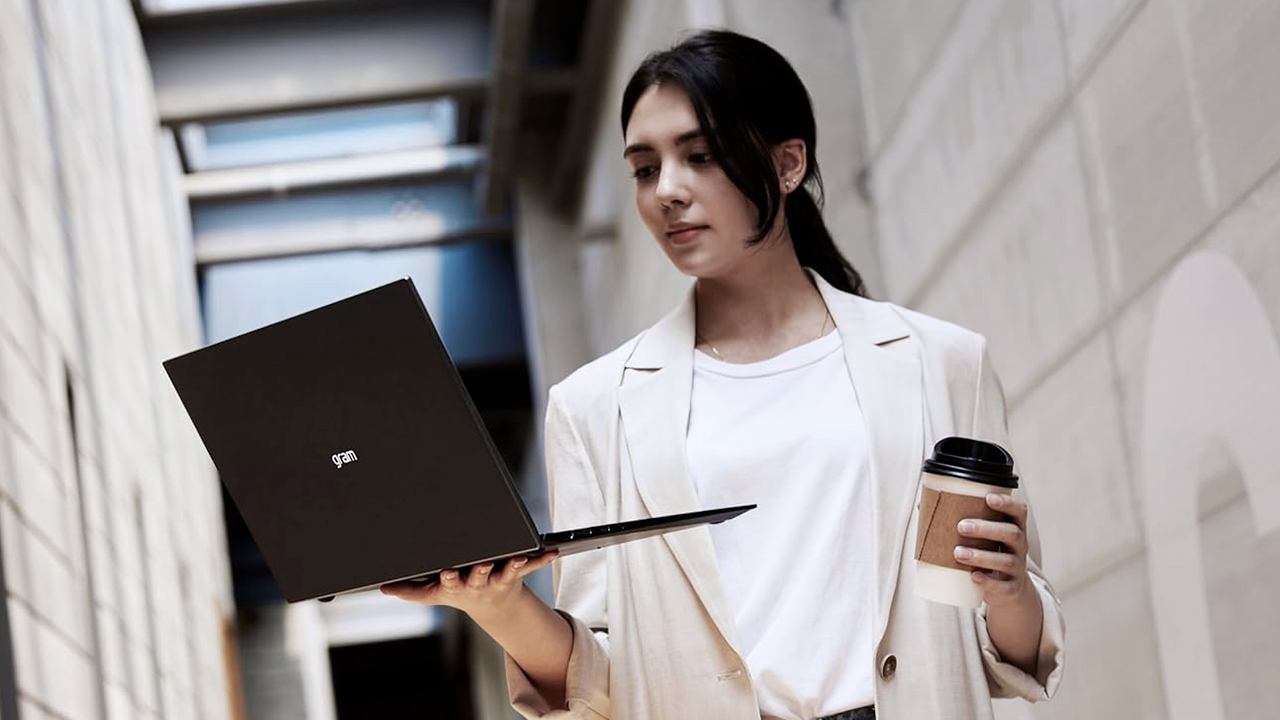 Ultraportatile in sconto: 999 grammi, 14— Full HD, Core i5, 16GB RAM, 1TB SSD, LG Gram a soli 755€