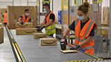 Amazon alza la paga d'ingresso ai dipendenti della rete logistica: ecco quanto prenderanno