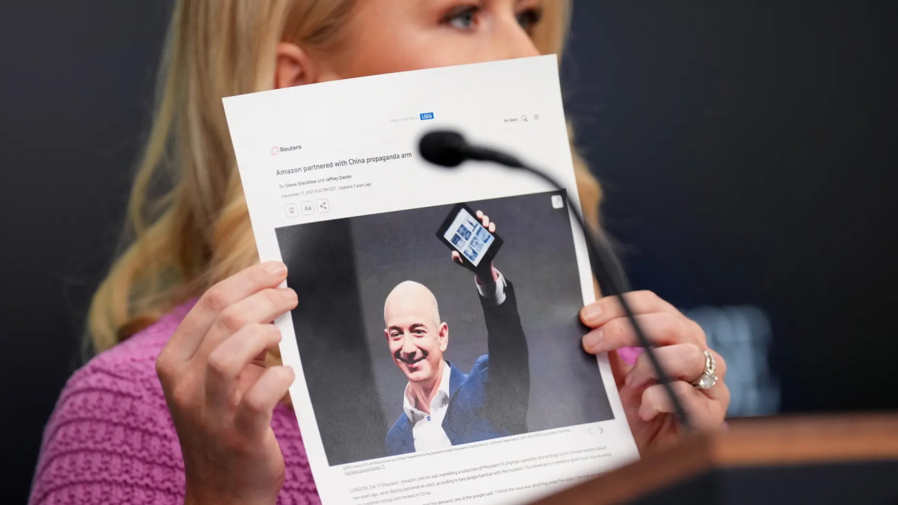 Amazon vuole mettere il costo dei dazi nei prezzi? È scontro con il governo Trump