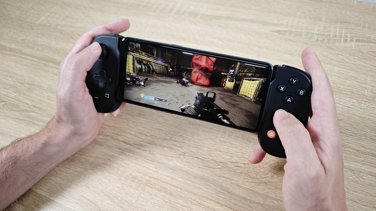 Backbone One trasforma lo smartphone in  …