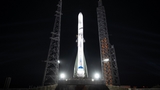 Un prototipo del razzo spaziale Blue Origin New Glenn è per la prima volta sul pad di lancio