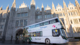 Scozia, inaugurata la prima flotta di autobus ad idrogeno a due piani: 60 posti a veicolo