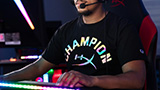 HyperX e Champion: t-shirt, felpa e sandali per giocatori. I loghi ricordano i LED RGB