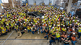 Tesla ha costruito il suo primo Cybertruck alla Giga Texas: la foto per celebrare l'evento