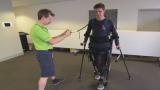 Calciatore paralizzato torna a camminare grazie a un esoscheletro robotico
