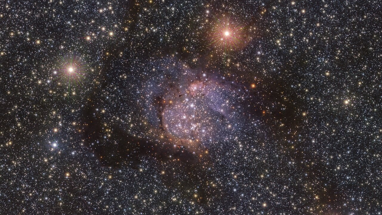 El telescopio VISTA de ESO captura una imagen de la nebulosa Sh2-54 en la constelación de las serpientes