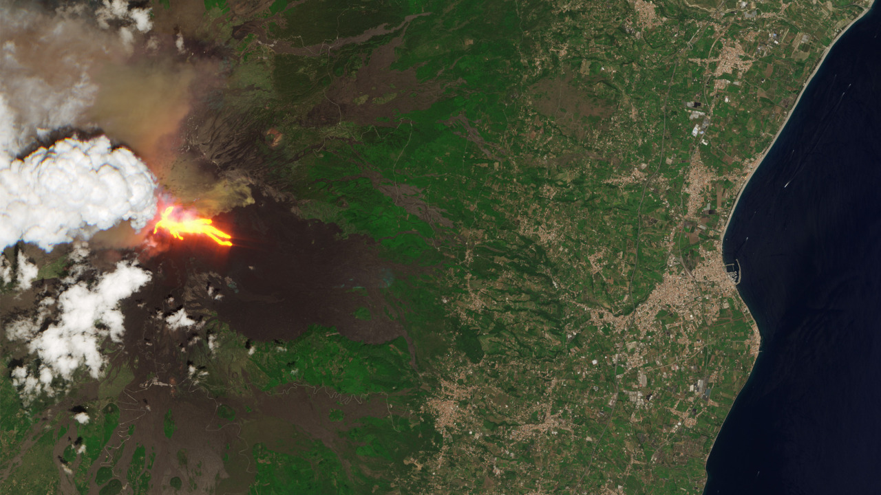 Etna in eruzione vista dallo Spazio: l'immagine dell'ESA è spettacolare