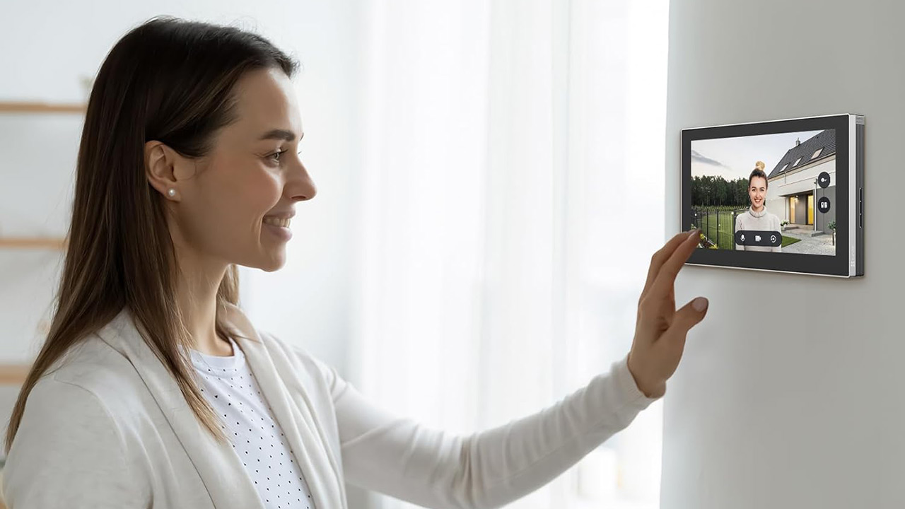 Tre prodotti per rendere l'ingresso di casa smart, in vista delle vacanze, da Ezviz