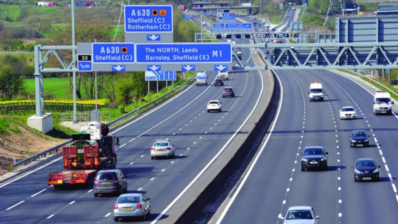 Le auto elettriche rilasciano pochissima polvere dei freni: nuovo studio quantifica i benefici ambientali