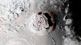 L'eruzione del vulcano di Tonga Hunga Tonga-Hunga Ha'apai vista dallo Spazio