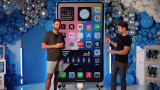 Ecco l''iPhone più grande al mondo': ha un display da 88", è alto 2 metri e pesa 200 chili