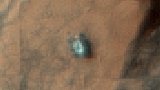 Il rover NASA Curiosity, su Marte, visto dallo Spazio grazie alla sonda MRO