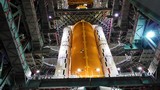 NASA SLS: lo stadio principale è stato posizionato tra i due booster