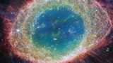 Una nuova immagine della Nebulosa Anello del telescopio spaziale James Webb