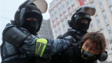 La polizia di Mosca ferma i civili russi e controlla messaggi e foto sui loro telefoni | VIDEO