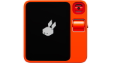  Rabbit sfida gli smartphone con R1, il dispositivo AI che utilizza le app per te