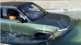 Il pickup elettrico Rivian R1T non teme l'acqua: eccolo immerso fino al cofano