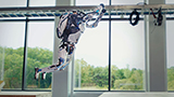 Atlas, il robot umanoide di Boston Dynamics fa parkour di coppia: impressionante!