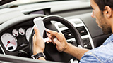 Sospensione della patente e multe se si usa lo smartphone alla guida