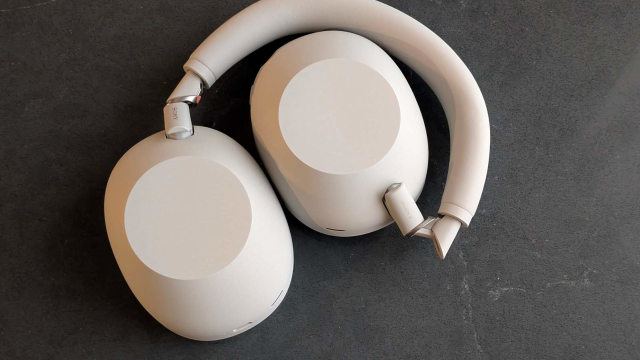 Recensione Sony WH-1000XM6: ritorno al design pieghevole per le regine del noise cancelling