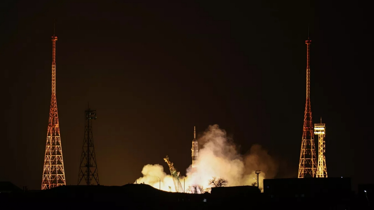 La nave espacial rusa Soyuz MS-23 se acopla a la Estación Espacial Internacional