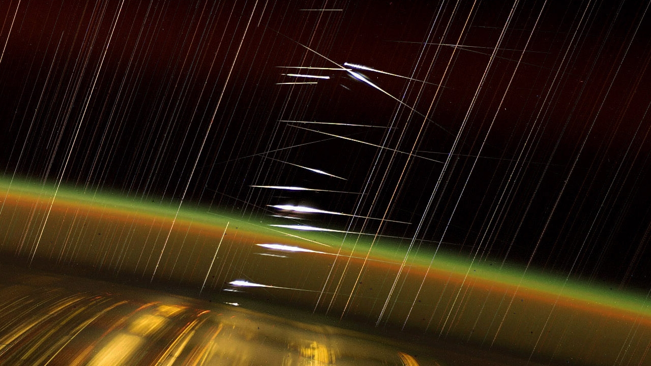 L'astronauta Don Pettit mostra come i satelliti SpaceX Starlink appaiono dalla ISS con immagini e video