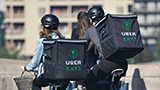 Uber Italy commissariata per caporalato sui rider di Uber Eats