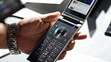 Samsung W2018: smartphone top di gamma a conchiglia con fotocamera f/1.5