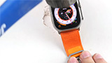 Apple Watch Ultra preso a martellate, ma il tavolo si rompe prima: il video
