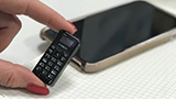 Ecco il cellulare più piccolo al mondo, e ha anche il tastierino numerico!