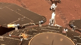 Il rover cinese Zhurong si mostra in una nuova immagine su Marte