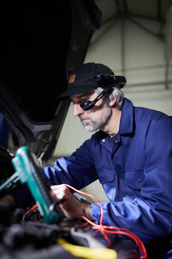 Machanic inspecting car wearing RealWear navigator 500 copyright RealWear