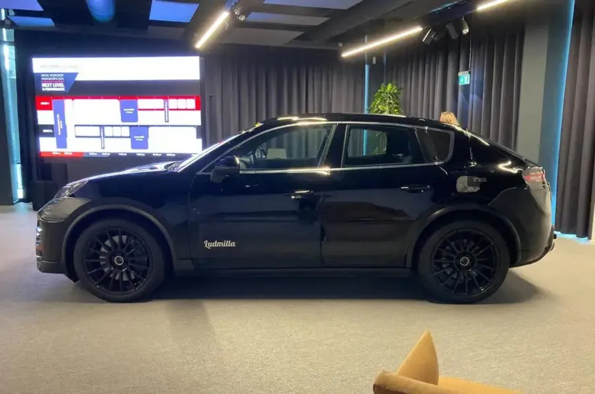 Porsche Macan EV 2024