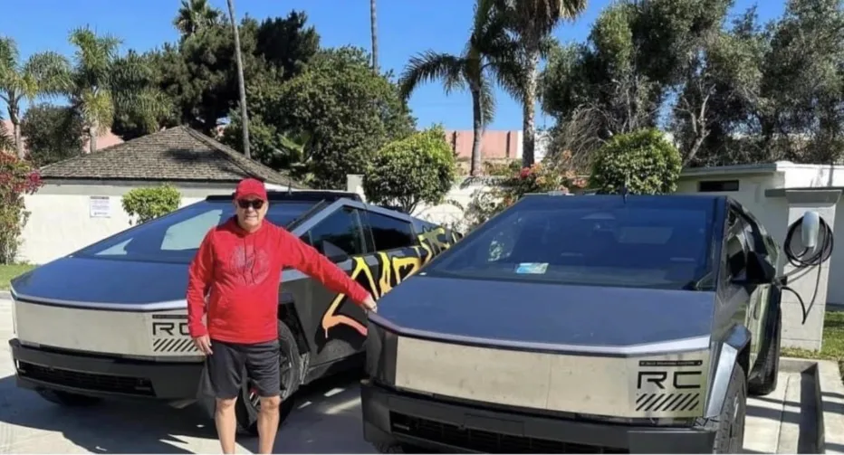 Tesla Cybertruck test e accessori