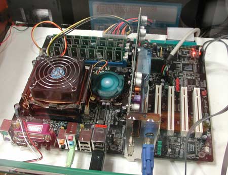 abit_gigasystem_cebit_2.jpg