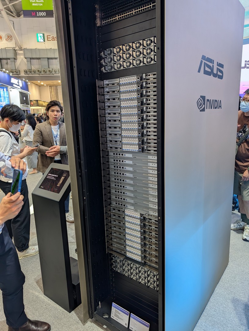 ASUS AI POD