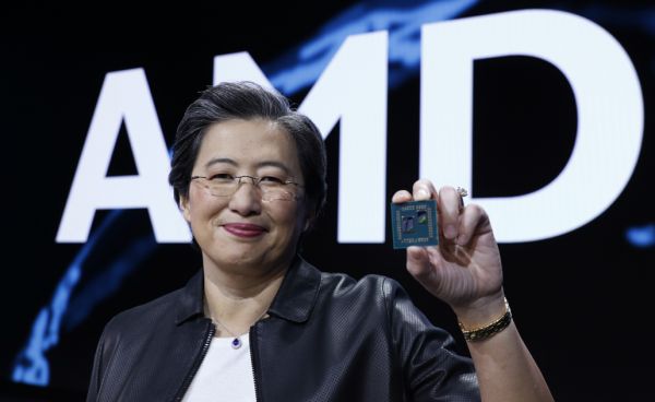 https://www.hwupgrade.it/immagini/amd-lisa-su-chip-26-05-2020.jpg