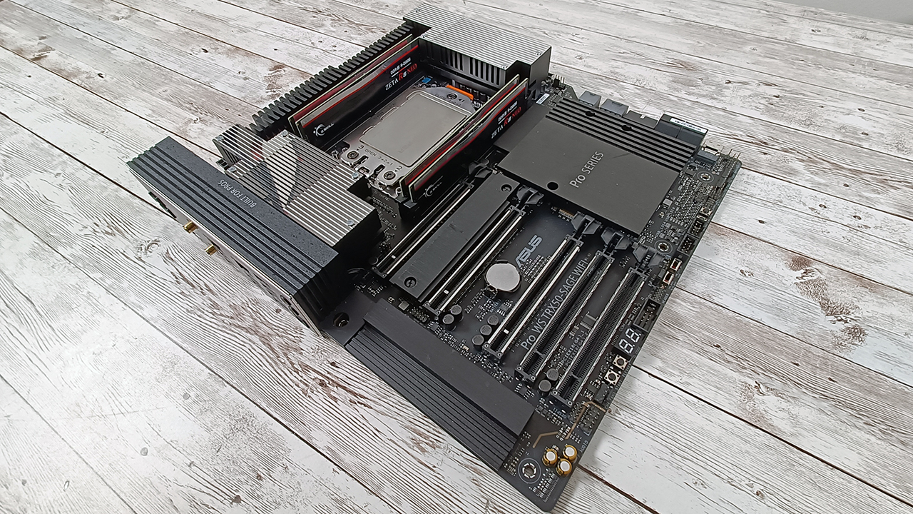 ASUS Pro WS TRX50-SAGE WIFI, la motherboard per i nuovi