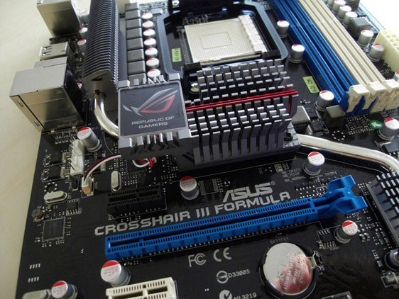 asus_crosshair_3_1.jpg (79853 bytes)