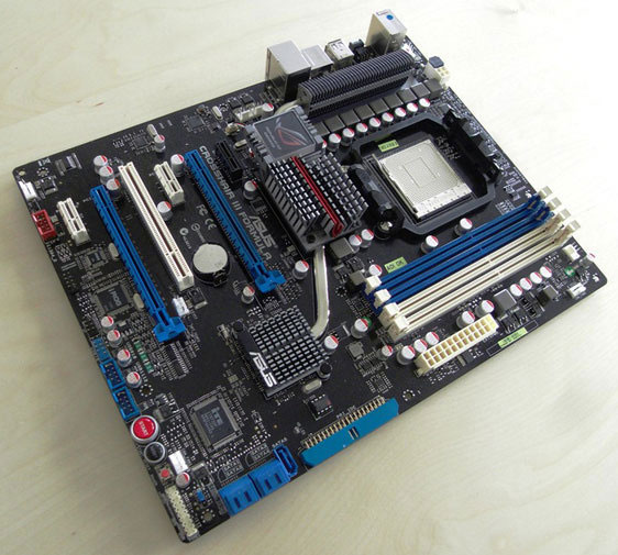 asus_crosshair_3_3.jpg (79461 bytes)