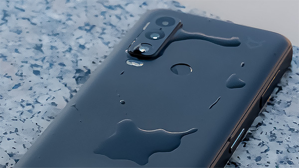 Smartphone caduto in acqua
