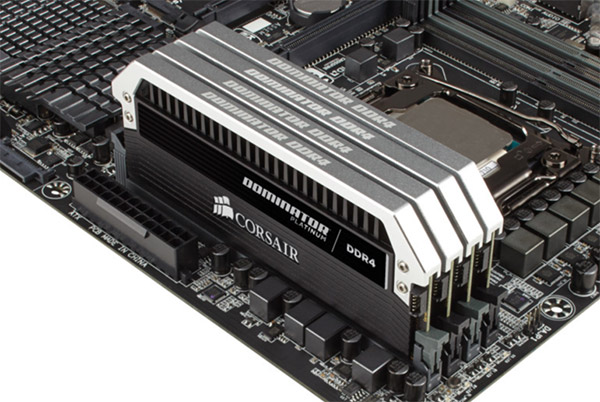 corsair_dominator_128gb_1.jpg (84237 bytes)