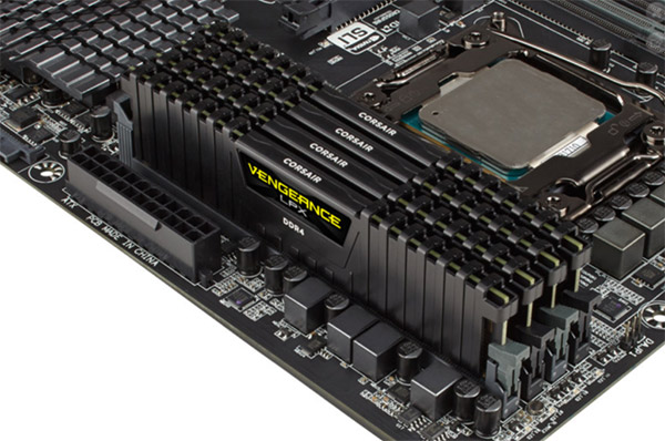 corsair_dominator_128gb_2.jpg (79134 bytes)