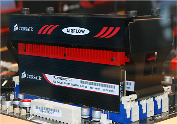 corsair_memoria_cebit_5.jpg (58224 bytes)