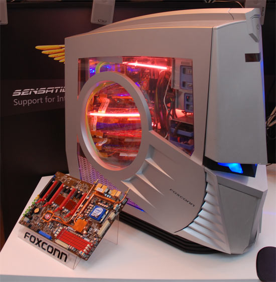 foxconn_cebit_2.jpg (57585 bytes)