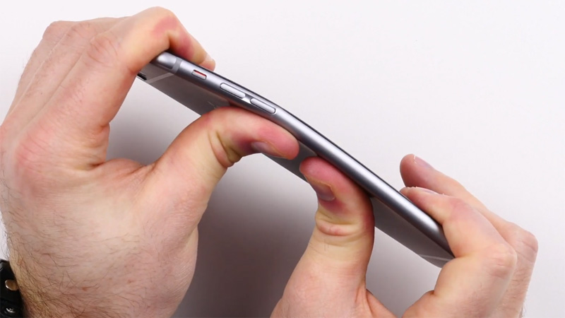 iPhone 6 Plus piegato bending