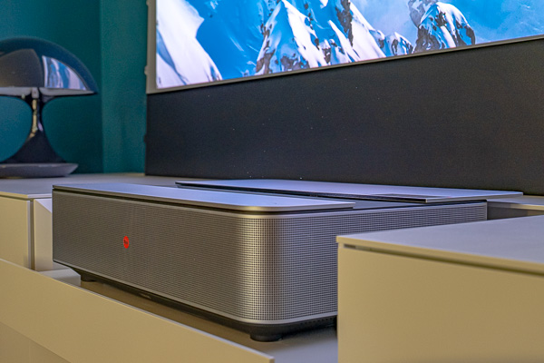 Leica Cine 1: proiettore 4K UST per il cinema a casa. Primo contatto