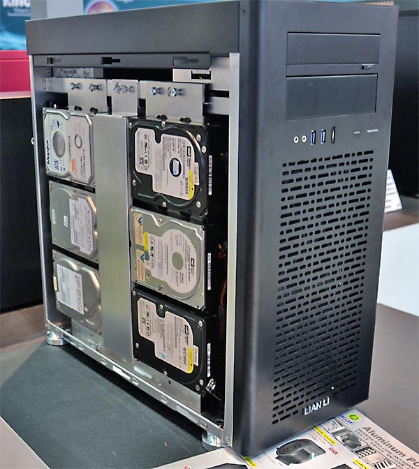 lian_li_computex_2011_1.jpg (78056 bytes)